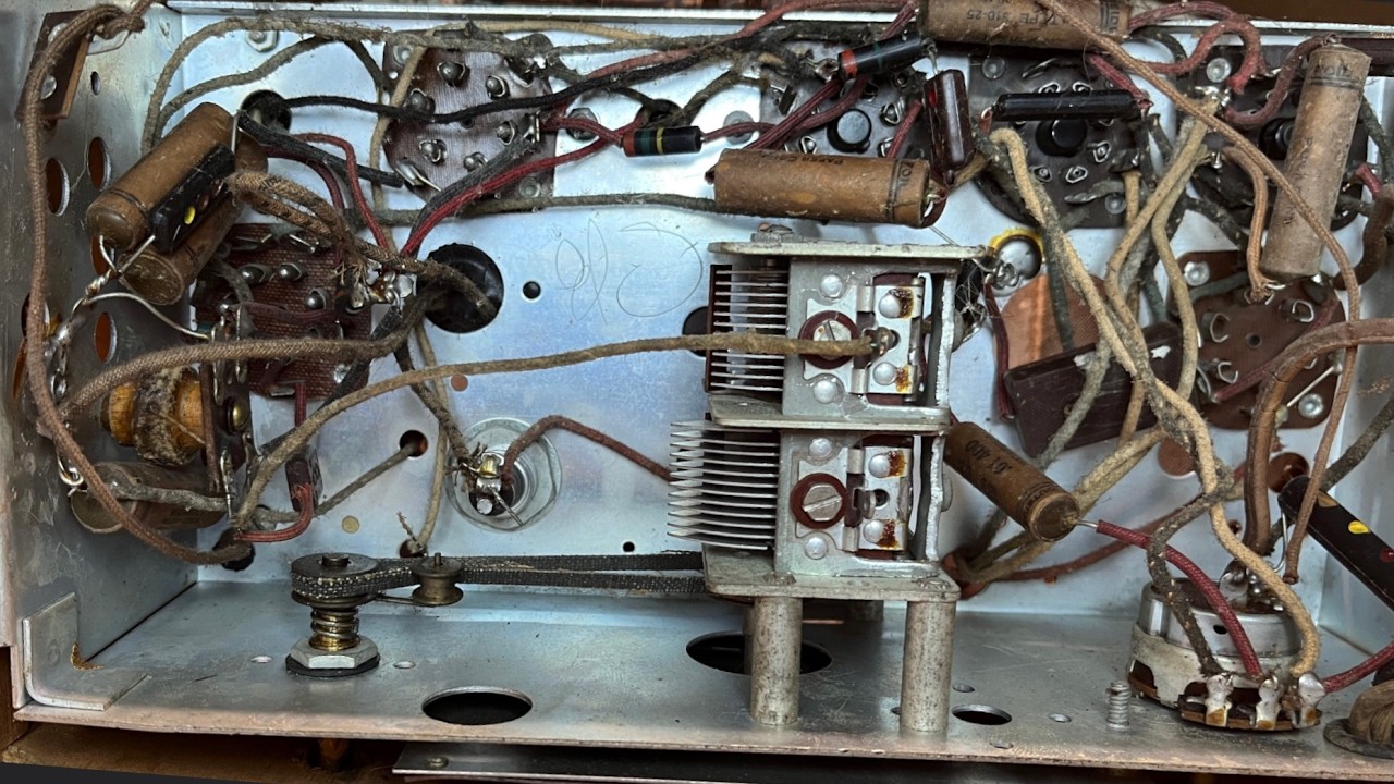 Emerson Radio | Model AE-163 | A Closer Look at the Cabinet & Chassis