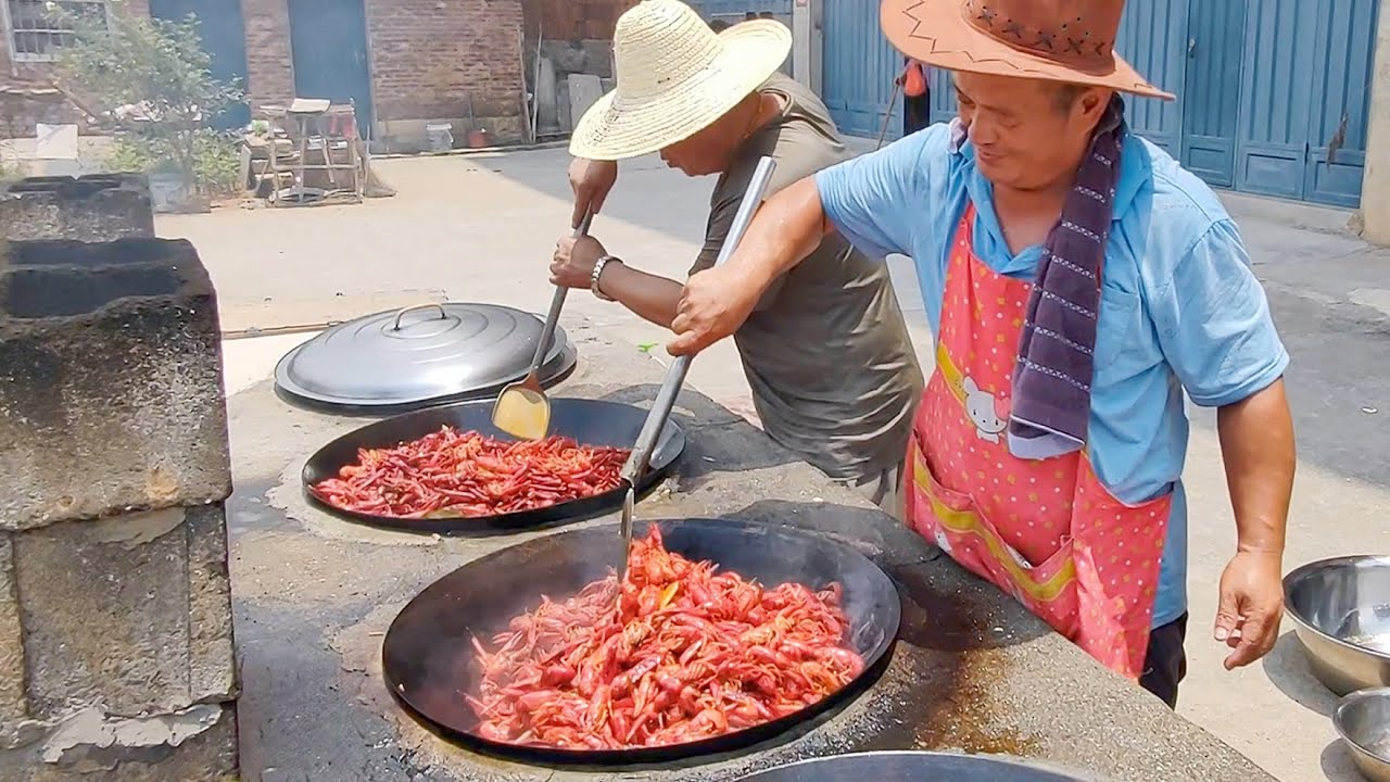 850買50斤小龍蝦，阿胖山煮滿滿2大鍋，20人小龍蝦當飯吃