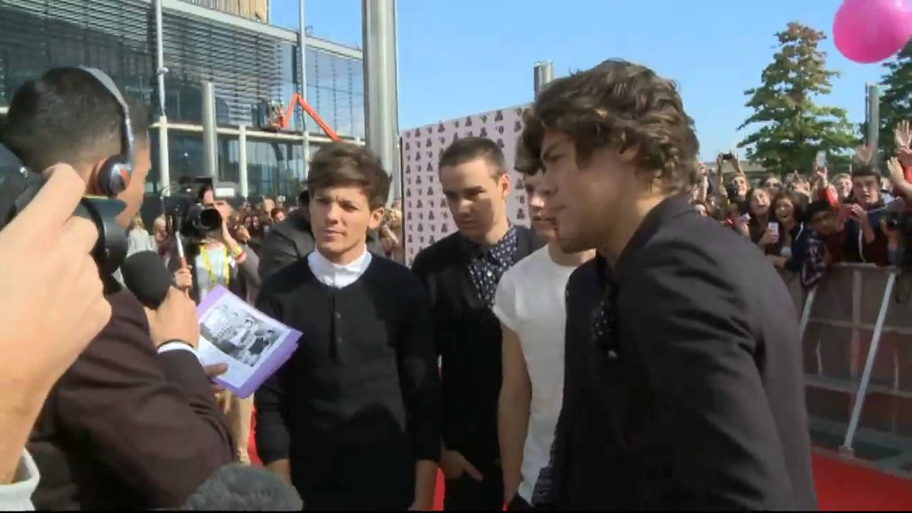 One Direction get the giggles during an interview