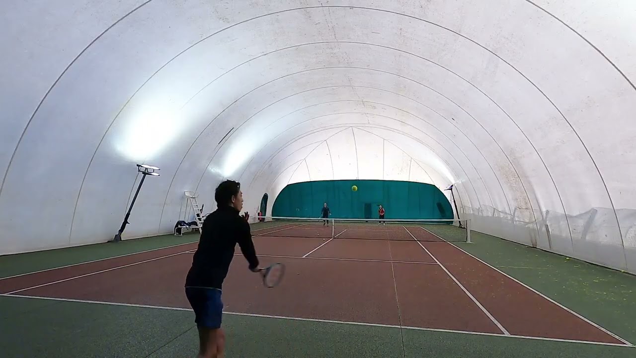 Moments forts d'une séance de tennis entre amis la veille du Nouvel An 2026