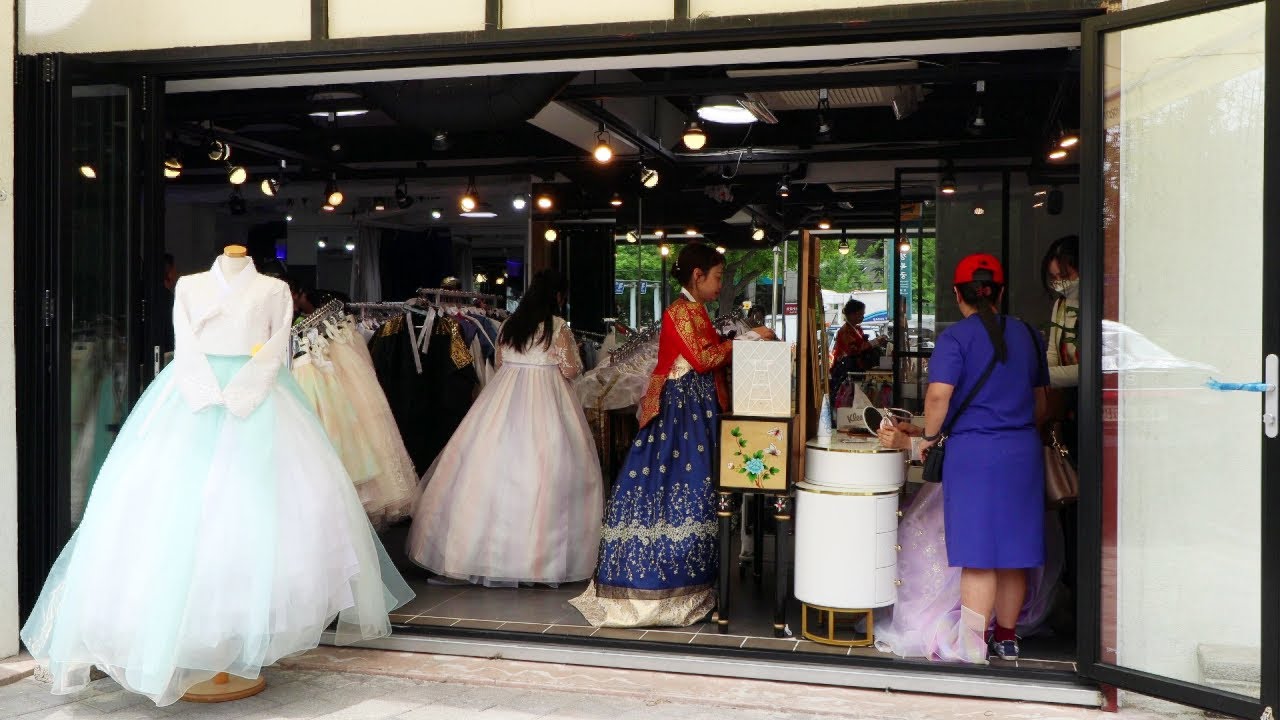 Здесь Gyeongbokgung Palace Hanbok Experience Street. Посетите магазин Hanbok. / Сеул-Трип / Корея