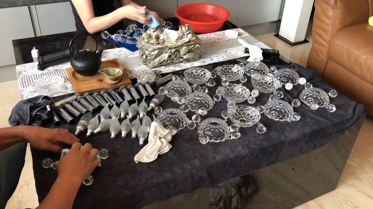閃閃惹人愛 老婆也好愛😄 水晶吊燈該是保養清潔一下了，老婆也把它用的閃閃亮亮 How to clean and maintain the crystal chandelier