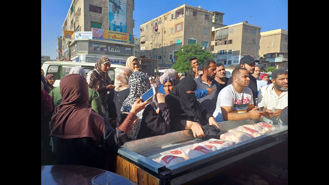 «بيوزع مكرونة وسكر مع الفراخ ببلاش»..«أبو عفيفي»أشهر فرارجي بالشرقية عامل قلــبان والناس عليه طوابير