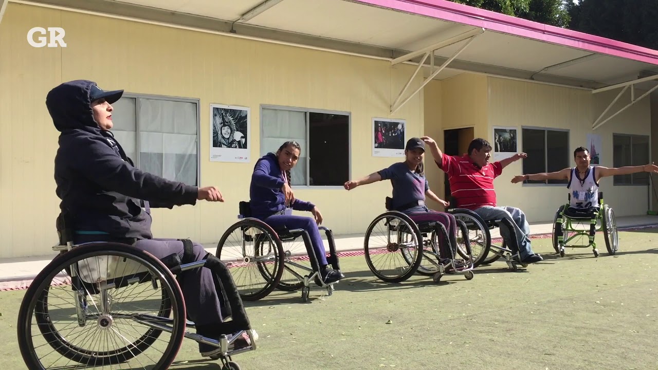 Ense&ntilde;an a dominar la silla de ruedas
