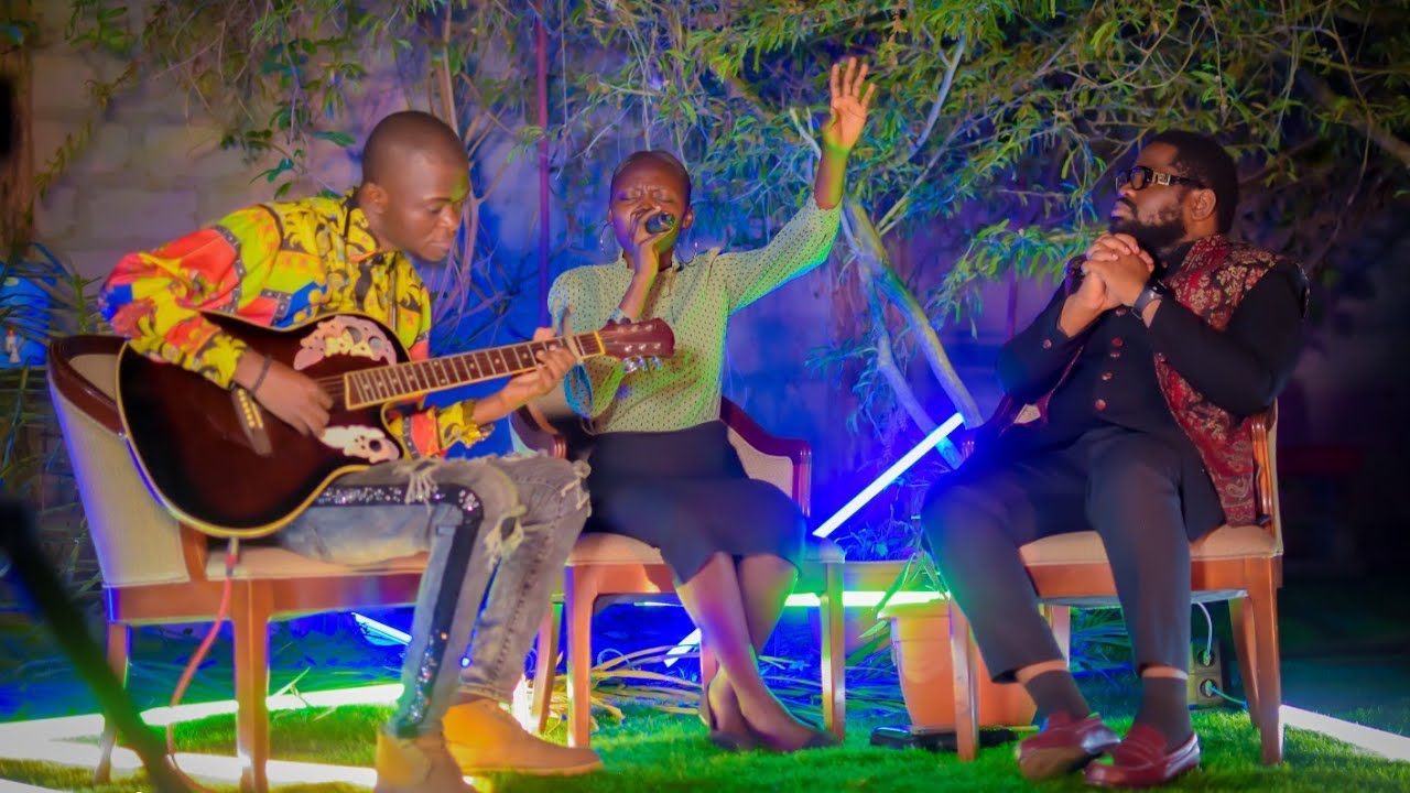 Fr Emmanuel Musongo Ft la Sr Stéphanie muanda Medley Tant que tu donne un chant+me voici tendre ami