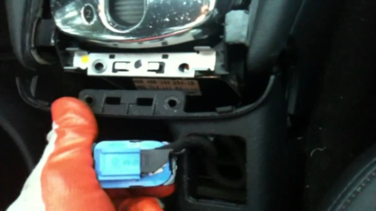 Audi 1999 A6 airbag unit removal part 1