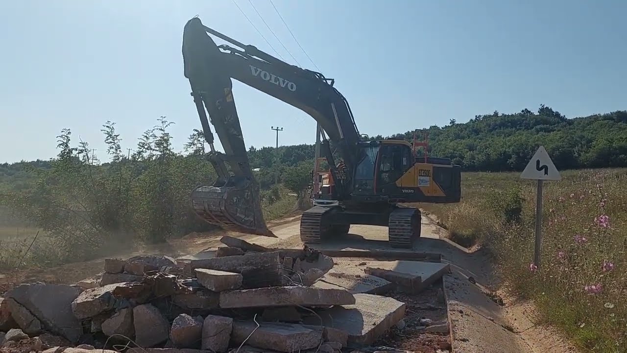 Volvo EC350EL Ekskavatör Beton Yol Sökümü ve Kamyon Yükleme Çalışması (1/2)