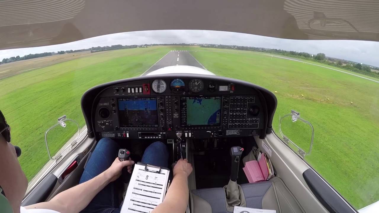 Practicing landings and VFR approach in the Diamond DA40 (with ATC)