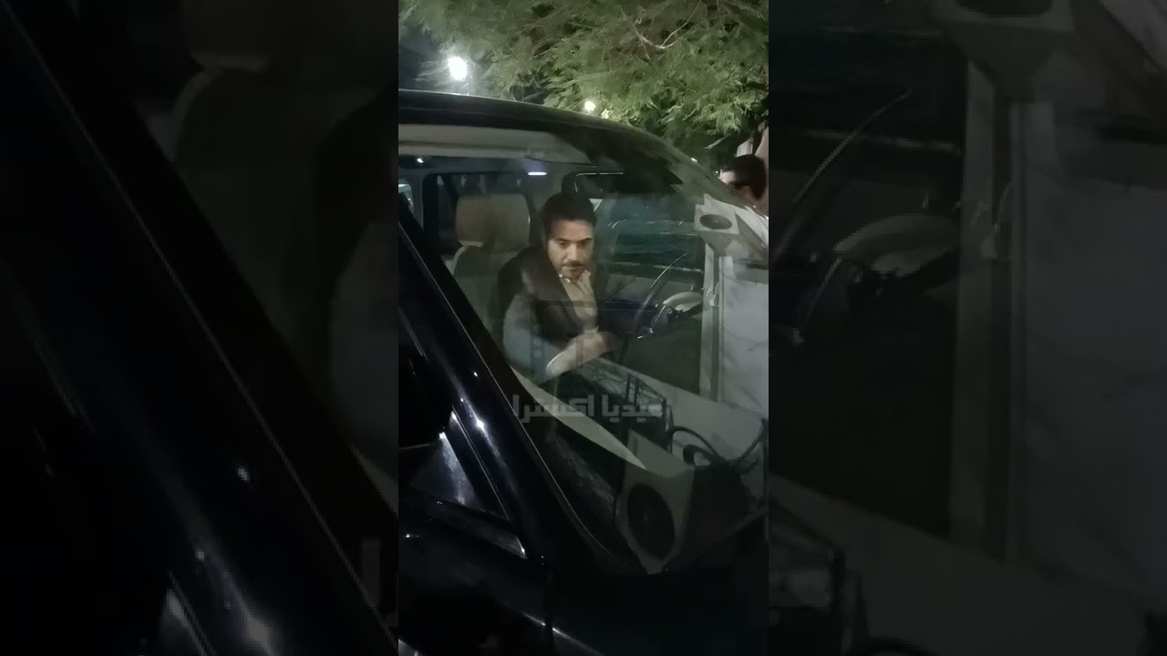 انفعال أحمد عز لحظة خروجه من عزاء مفيد فوزى: عيب احنا فى عزا ويتصور مع الجمهور فى العربية