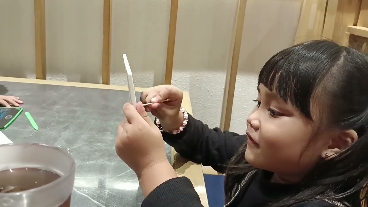 Makanan kesukaan kakak nih, mie ramen, 