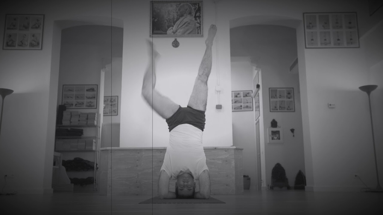 Parsva Urdhva Padmasana in Sirsasana