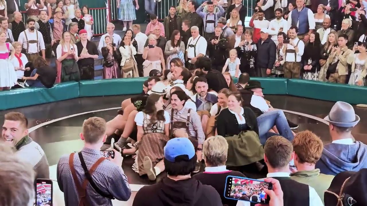 ПРЕКРАСНЫЕ ДЕВУШКИ СКАТАЮТСЯ С ТОЙФЕЛЬСРАДА.👀😲 ЧЁРТОВО КОЛЕСО, ОКТОБЕРФЕСТ В МЮНХЕНЕ 2025