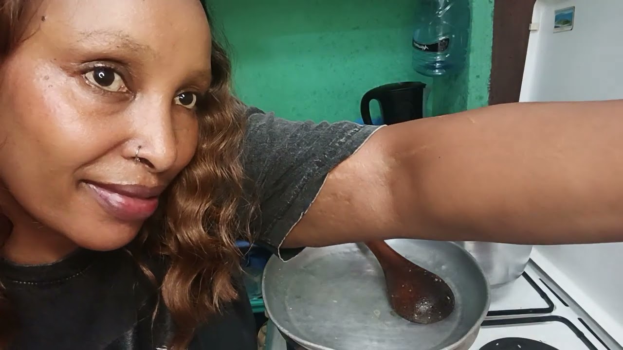 LADY JULIE COOKING CHICKEN WITH RICE😋😋😋