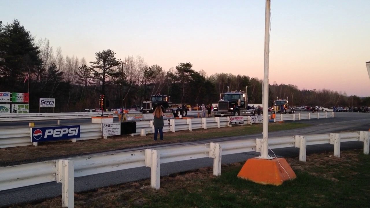 1975 Autocar drag racing 1/8 mile