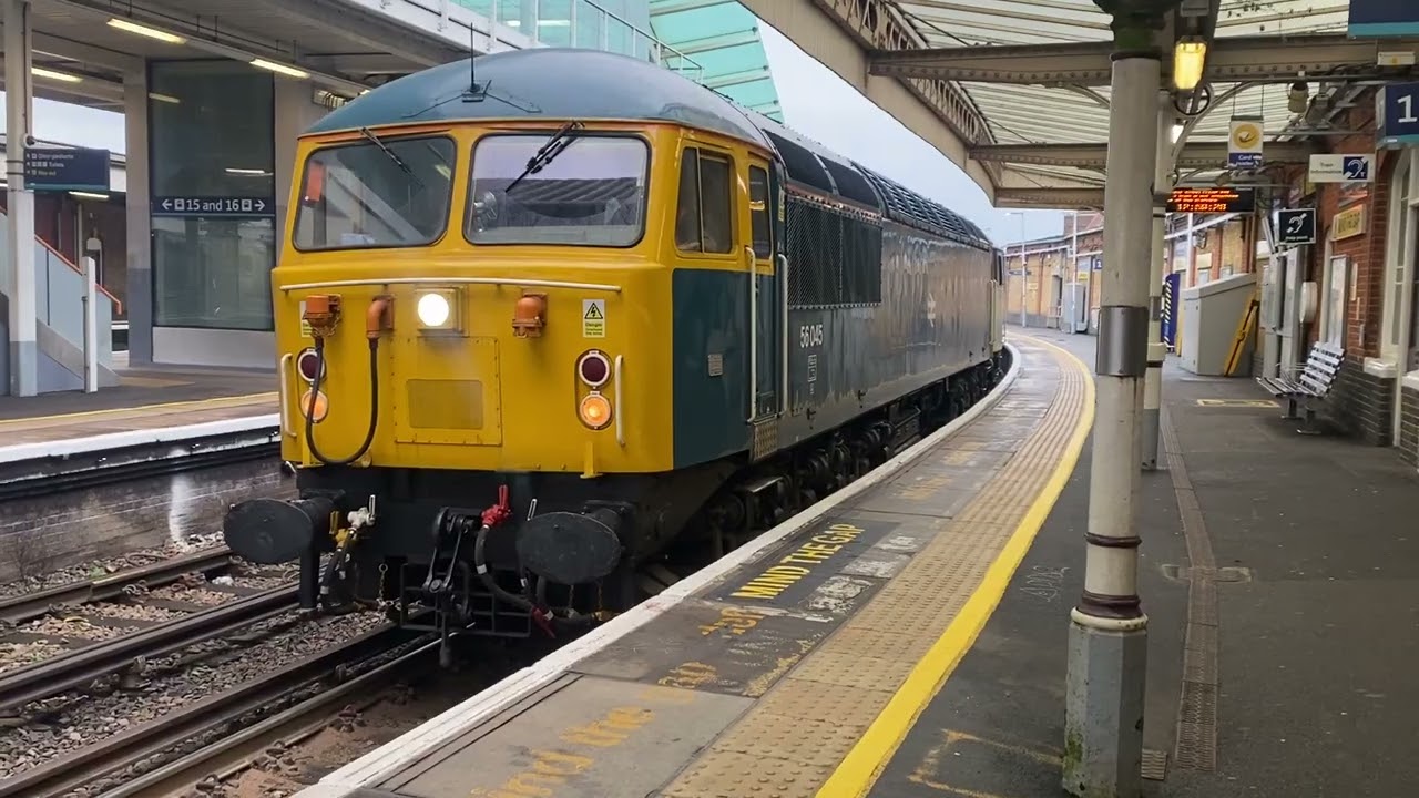 DCR Grids 56045+103 on 6Z20 at Clapham Junction at 1pm on 22nd Jan 2026