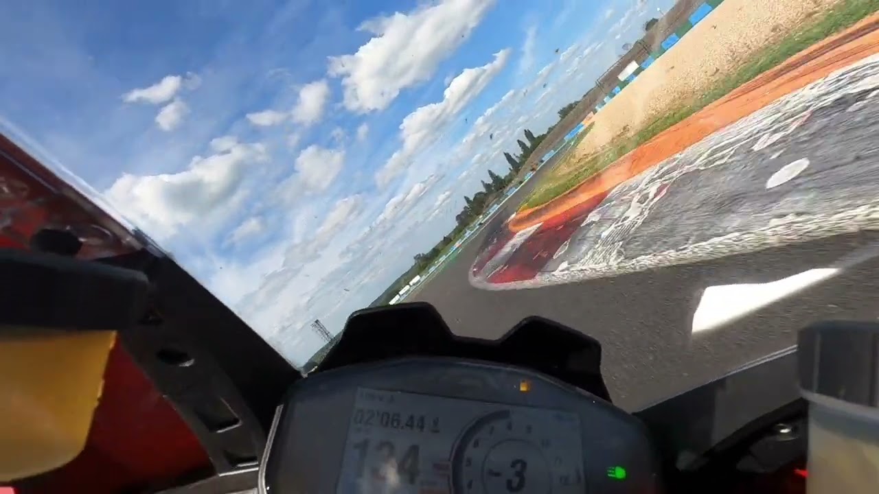 Circuit Magny Cours, Ducati, Panigale V2 activbike