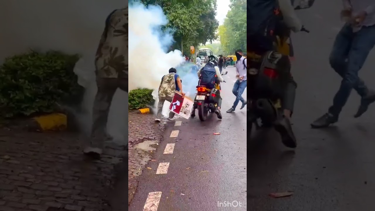 police vs student 😯🫡#media #delhipolice #studentprotest #bjp #congress #cjp #viralshorts #shortvideo