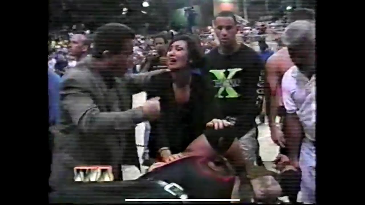 IWA Destronando al gerente general Savio Vega
