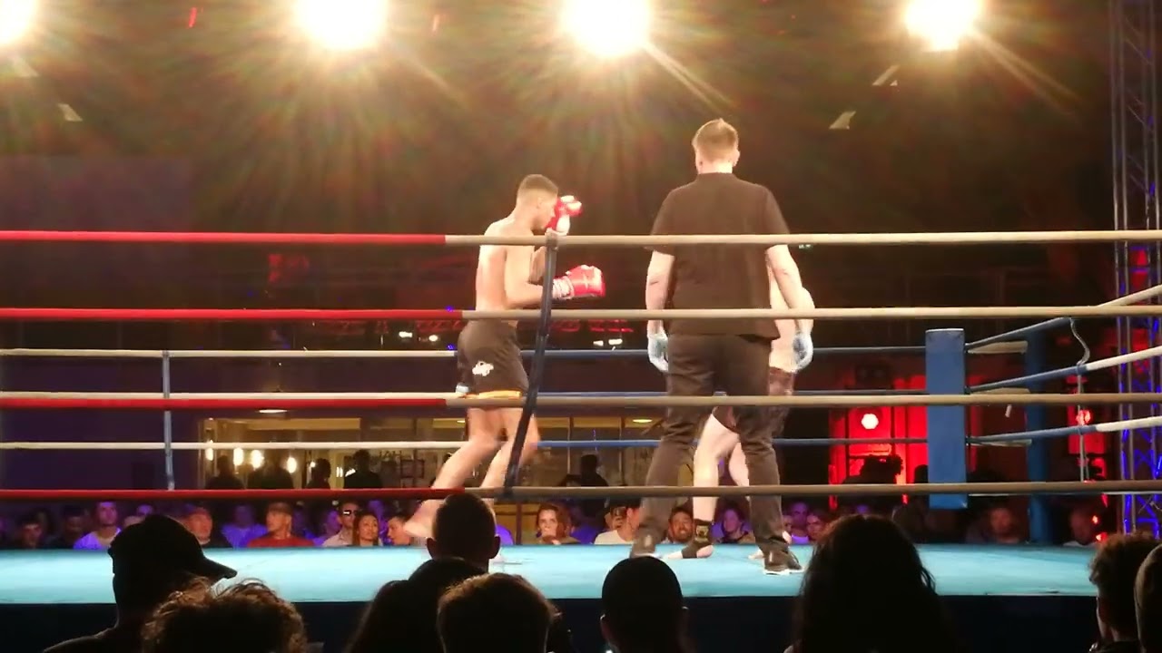 Benjamin Sesay (red) vs Lucas (blue)  3nd round knockout