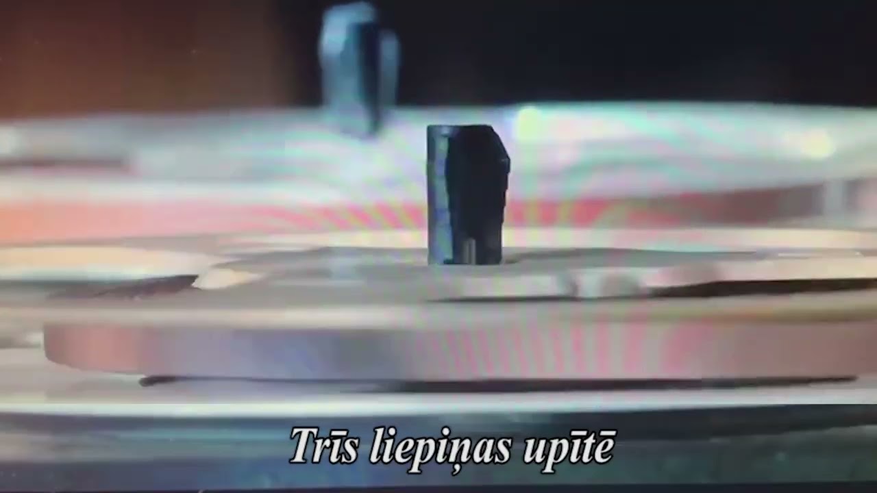 Trīs liepiņas upītē