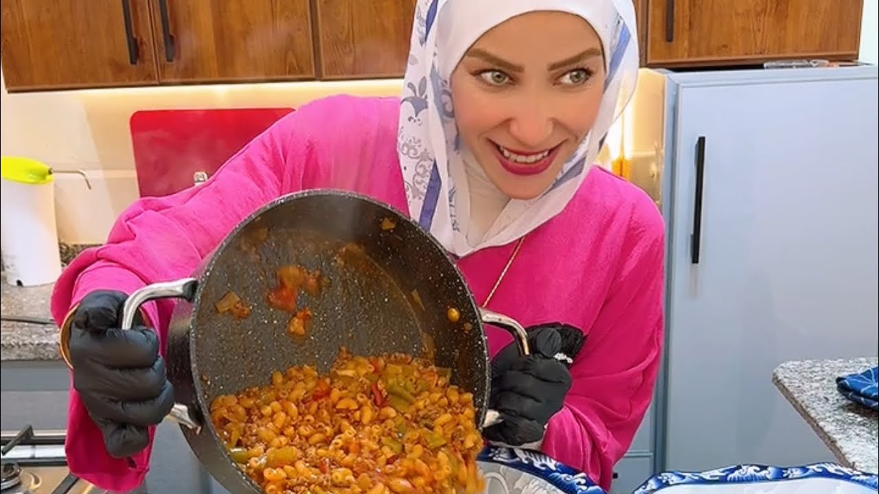 لما جوزك يقفشك نص الليل بتطبخي 😂