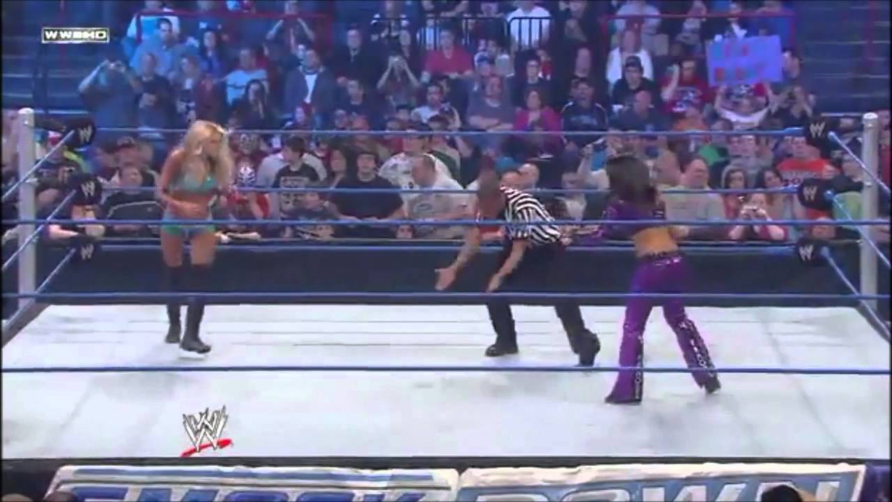 Layla vs Kelly Kelly/ Michelle McCool Ringside