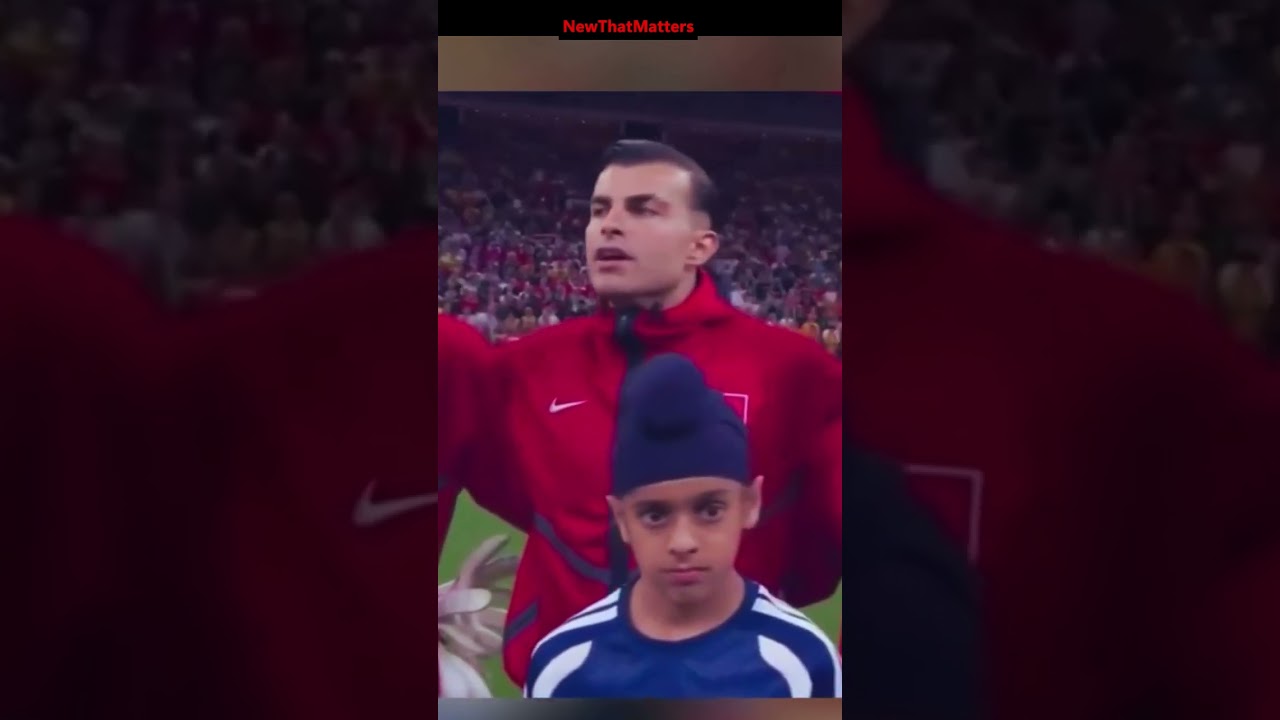 Сикхские мальчики в патка вышли на поле в качестве эскорта игроков FIFA вместе с командой Турции....