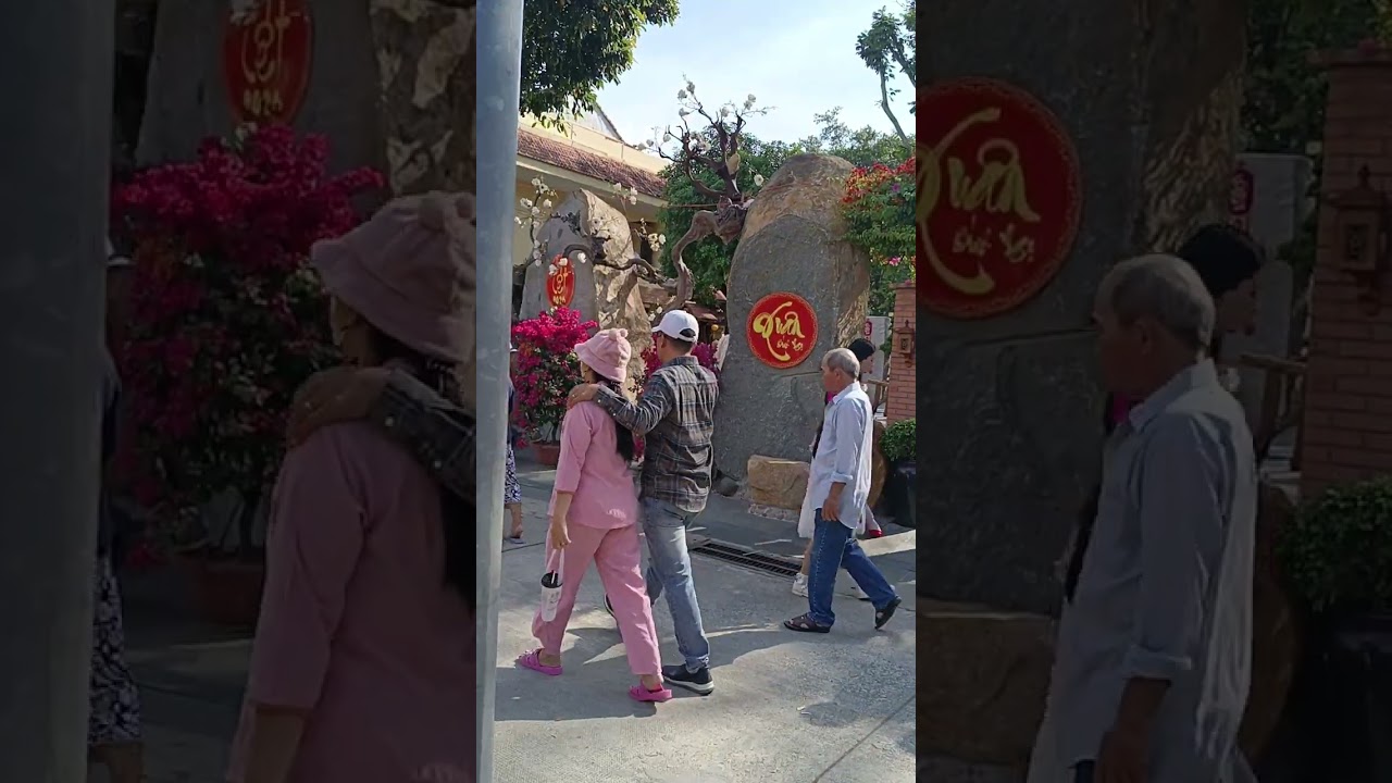 Mùng 3 đi chùa cầu an... có lộc luôn 