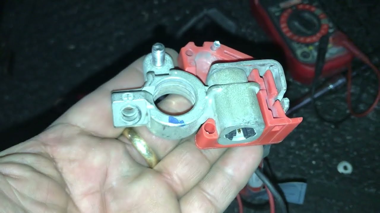 BMW 320i 2016 Cómo reparar el cable positivo de la batería después de un accidente