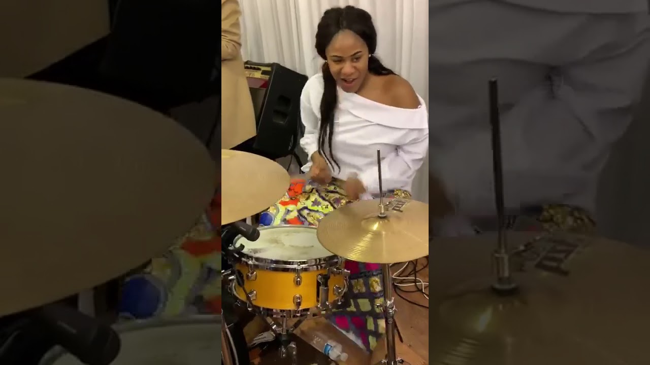 Incredible Congolese lady playing drums seben