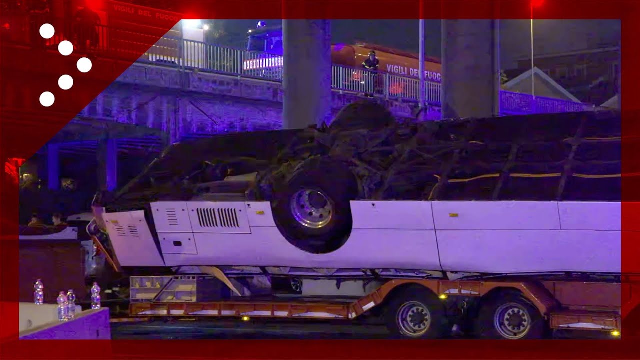 Incidente pullman Mestre, la rimozione del bus da parte dei Vigili del fuoco