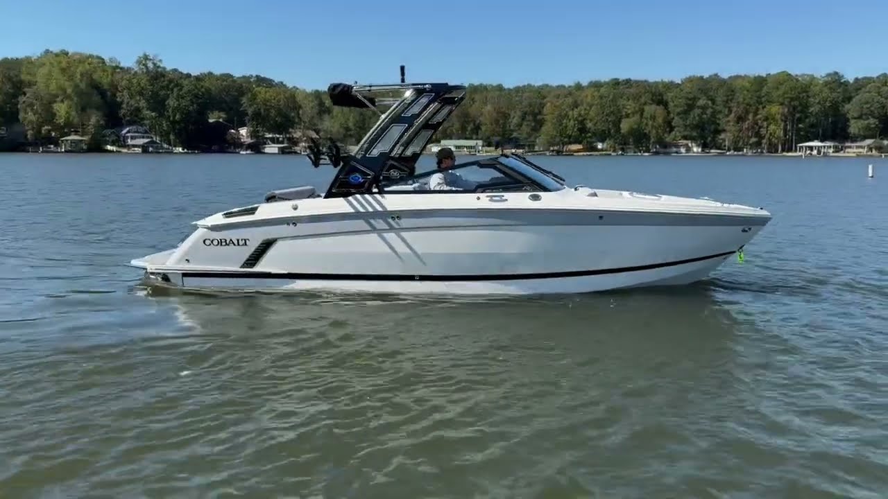 The luxurious 2025 Cobalt R6 Surf