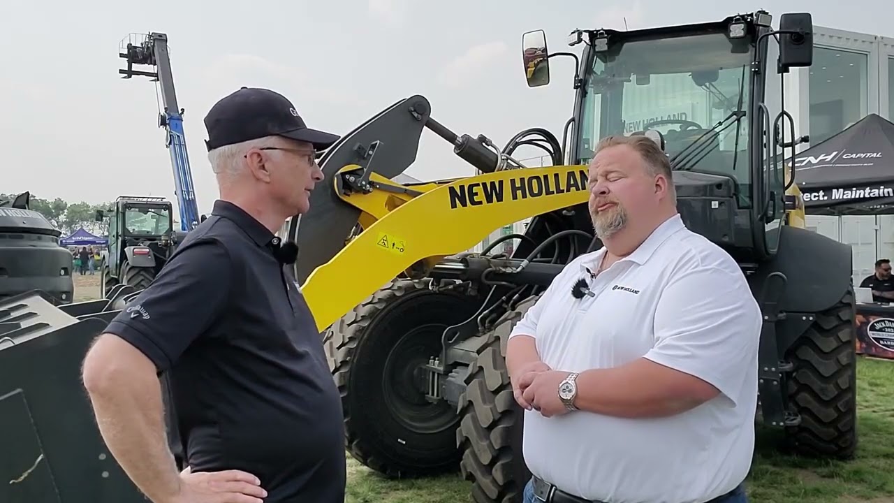 Скотт Гарви рассматривает колесный погрузчик New Holland W100D, разработанный для фермерских хозя...