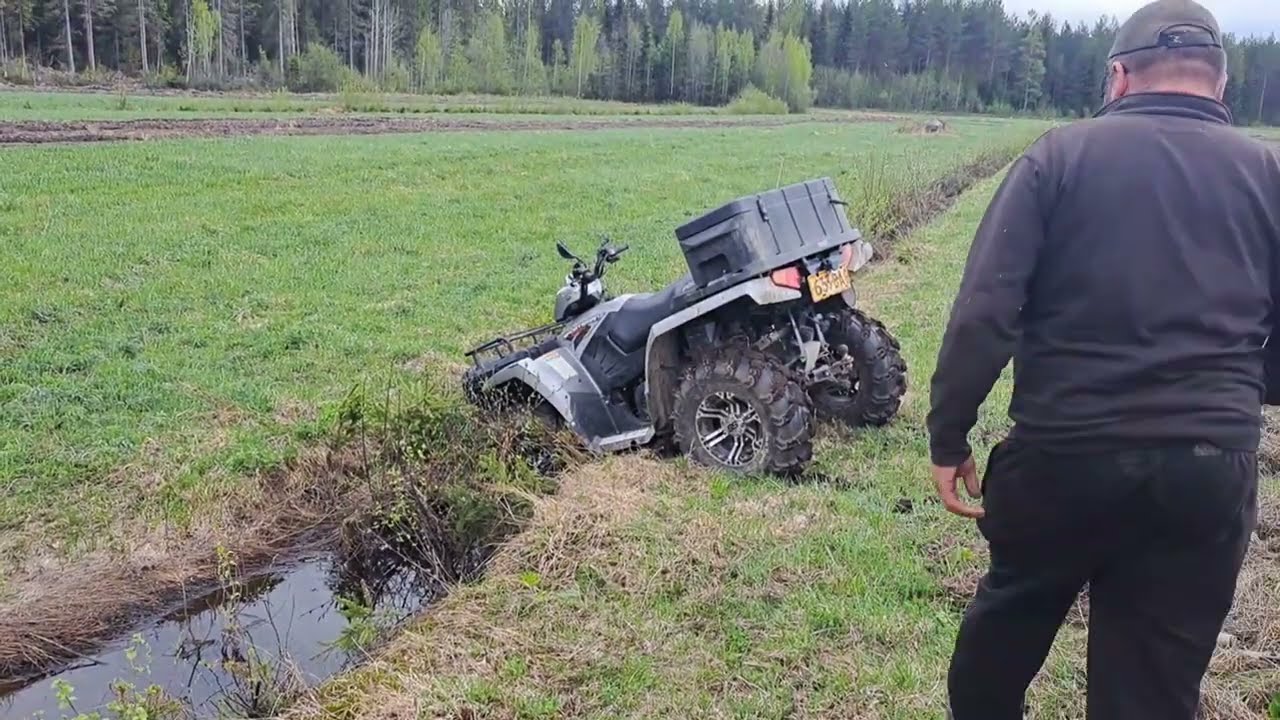 Mönkijä karkasi ojaan 😯🫣