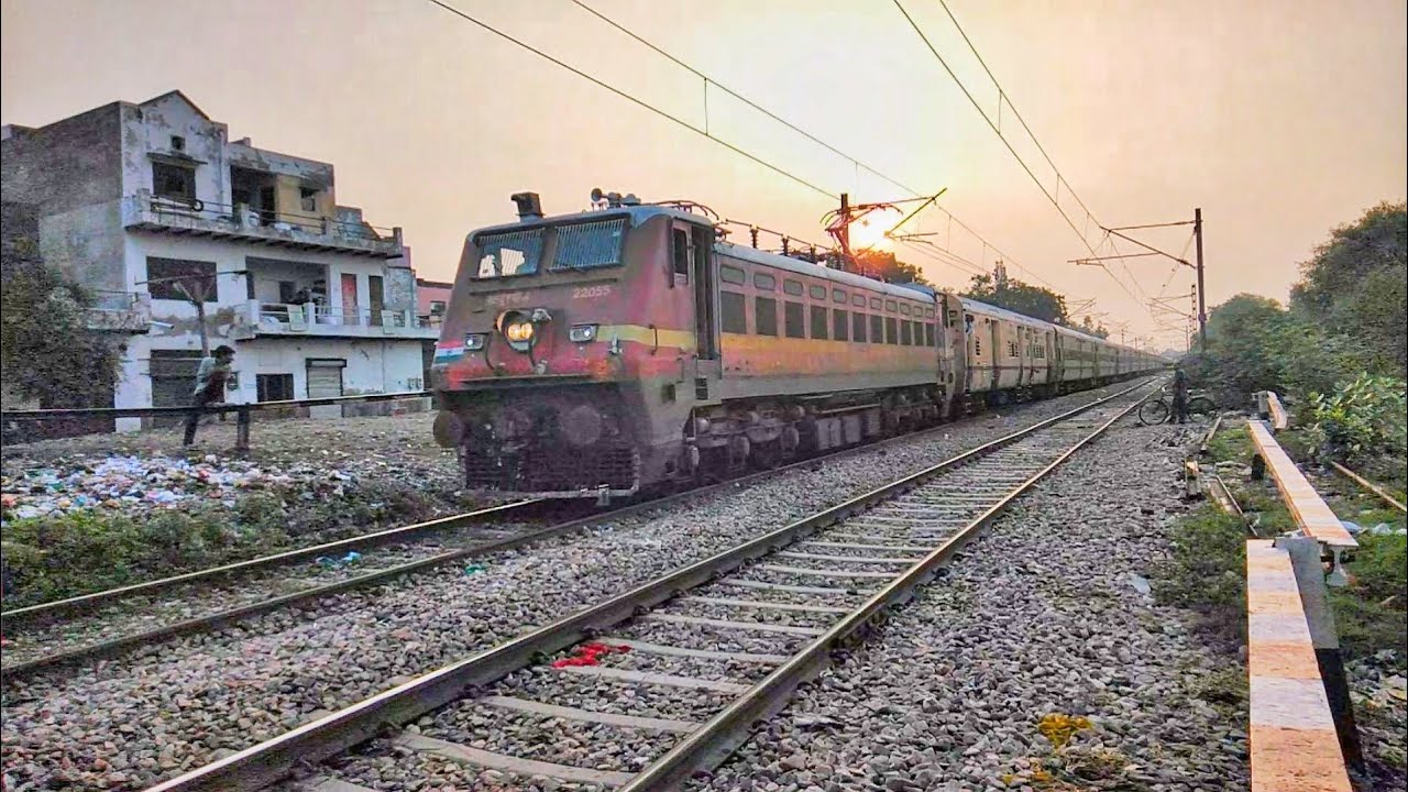 12195 Ajmer Intercity SF Express 05053 Bandra Terminus Special Train Crossing