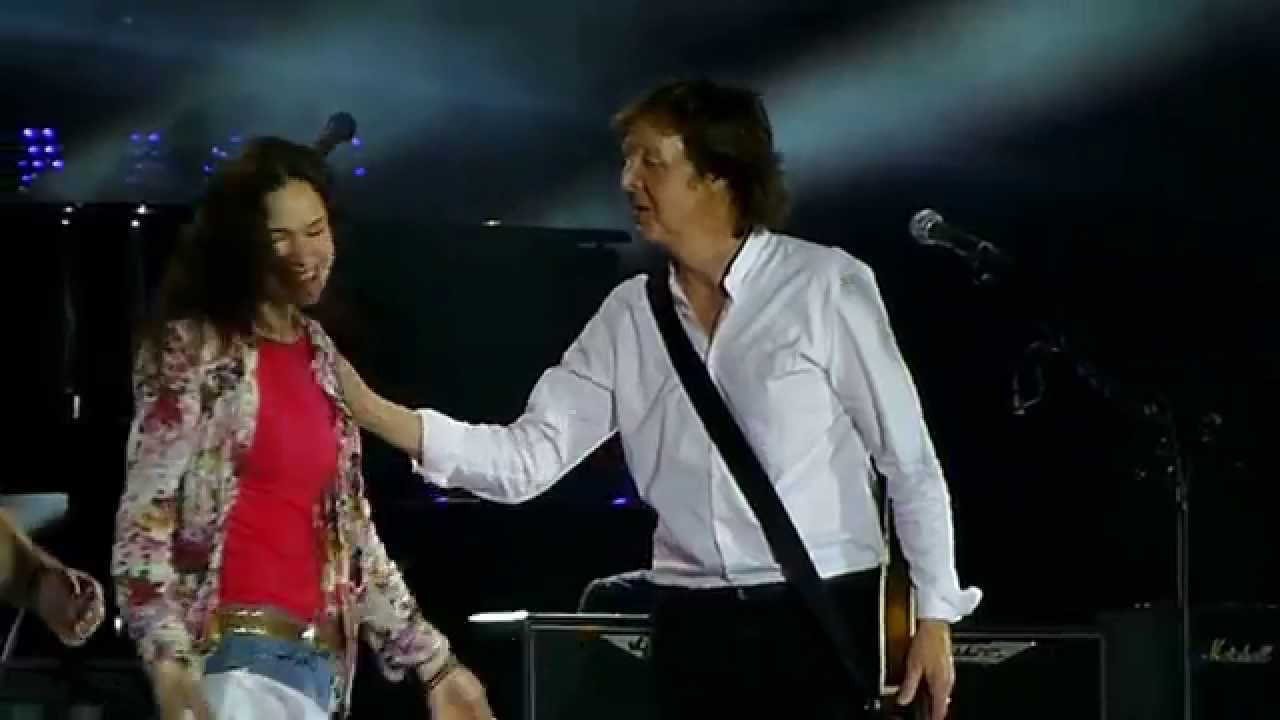 Paul McCartney - Can't Buy Me Love et  I Saw Her Standing There - Stade de France St Denis 2015