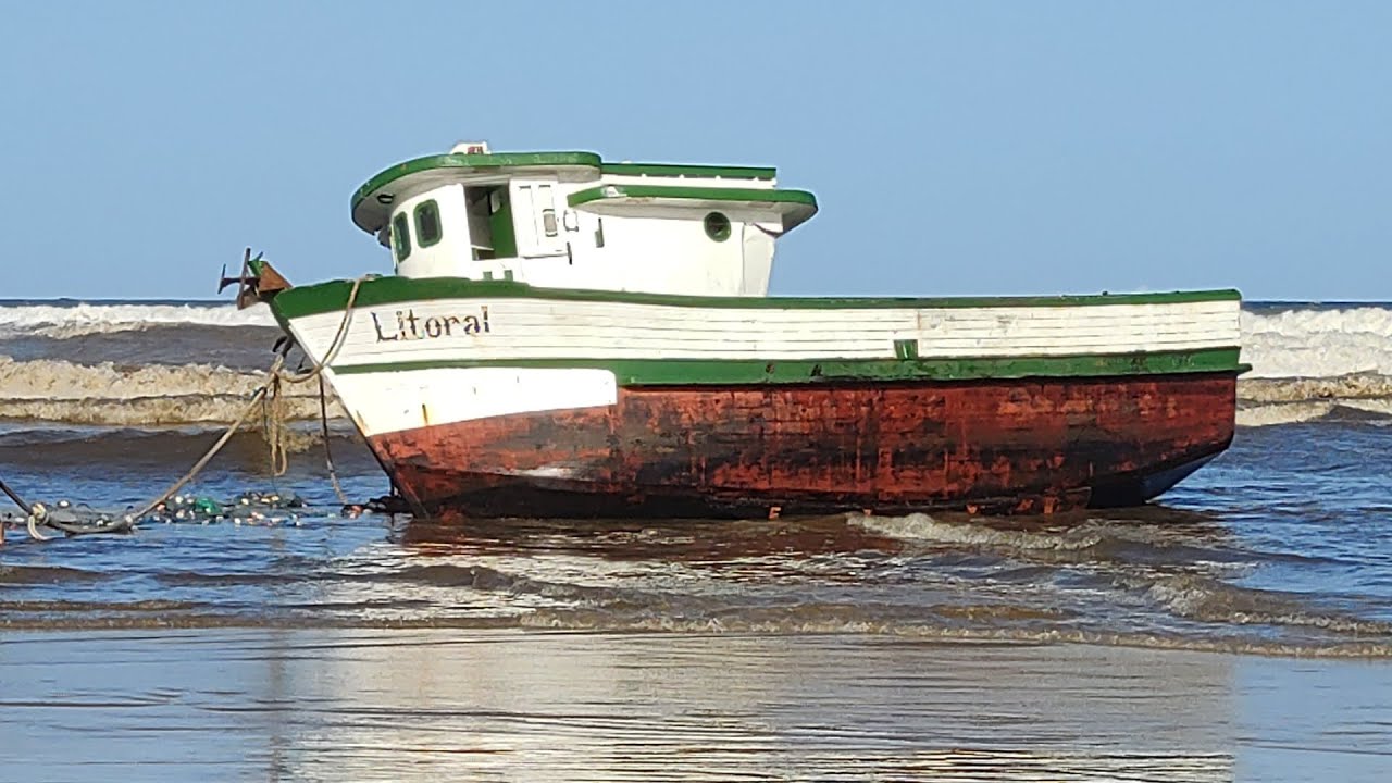 Embarcação encalhada, Praia de Imbé. Barco 