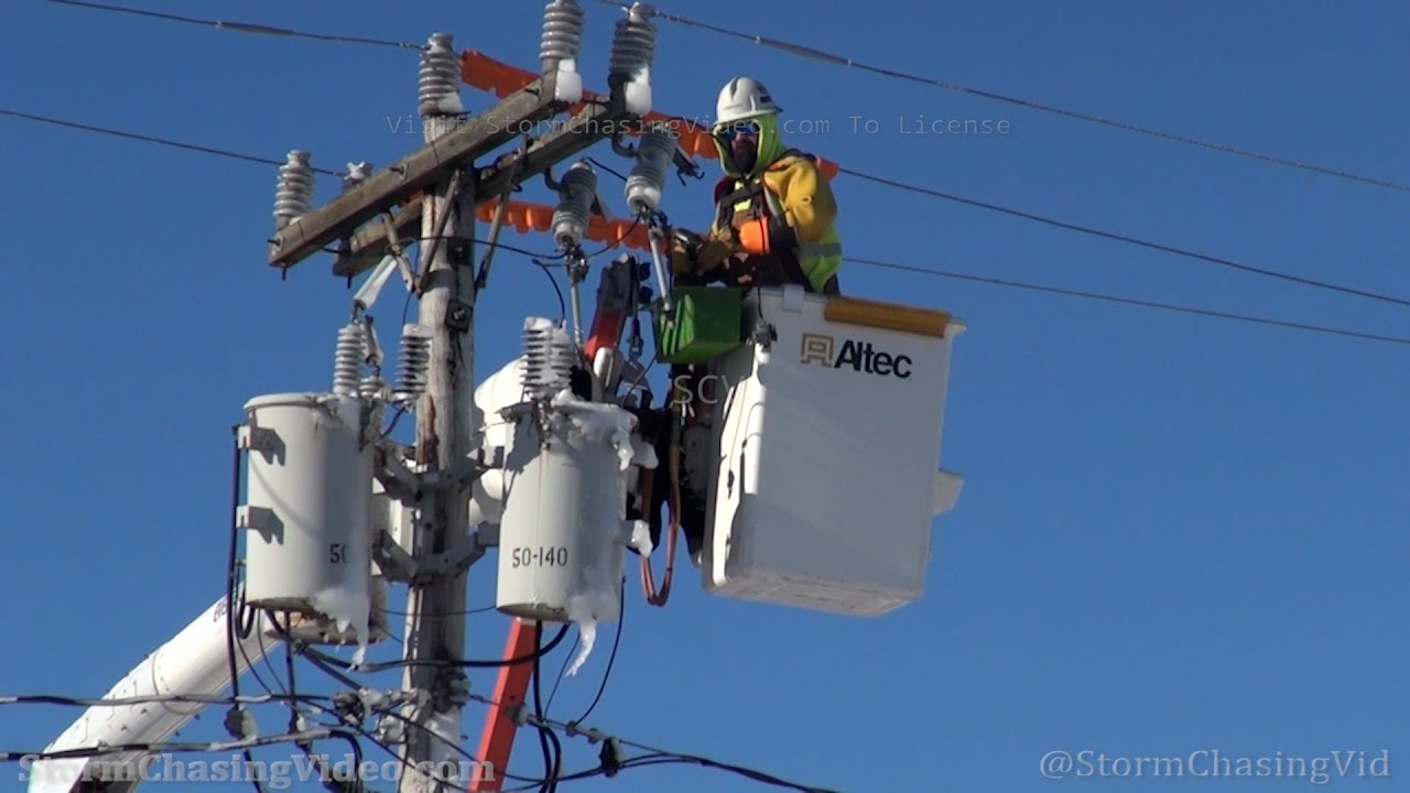 Crews Restoring Power and Blizzard Clean Up, Plymouth MA - 1/30/2022