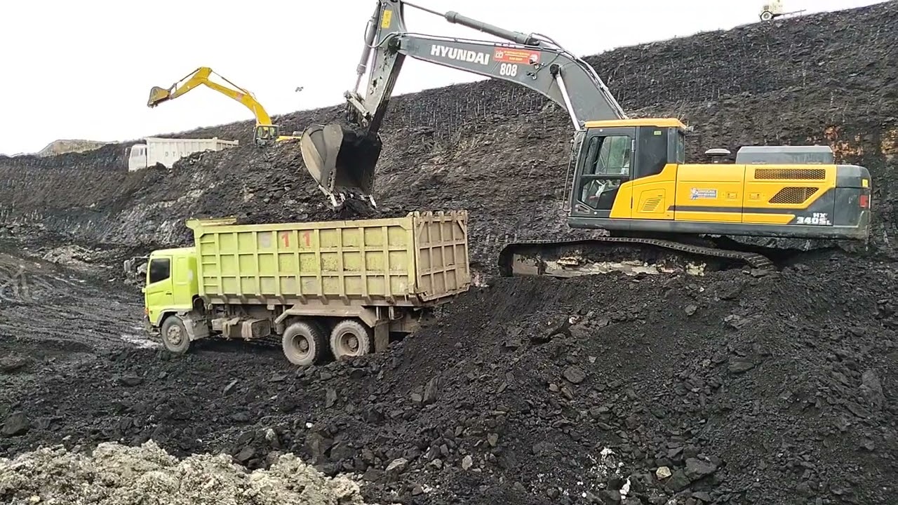 Excavator HYUNDAI HX 340 SL,Process loading coal on dump truck HINO 500 the best