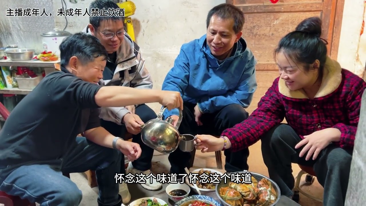 丫头哥和秋子从湖南远道而来，老男孩用湖北的大闸蟹招待他们 ，丫头哥还是那么的搞笑