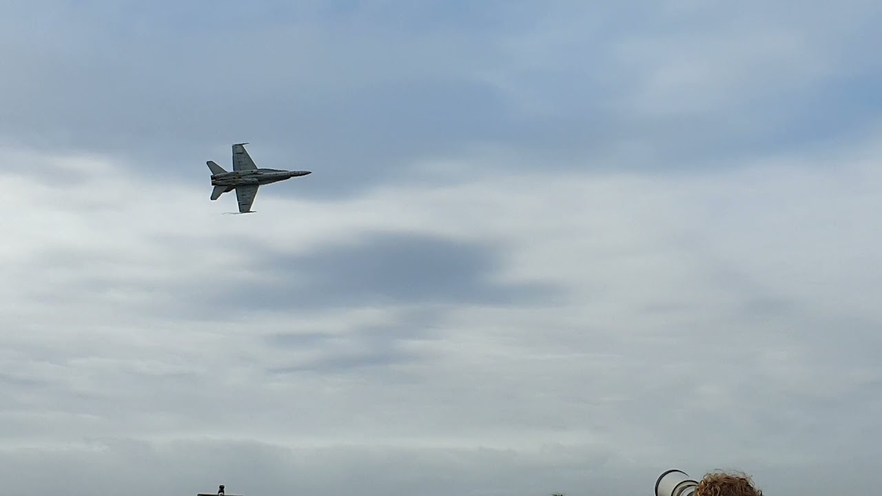 RAAF F/A-18A/B 'Classic' Hornet retirement flying display