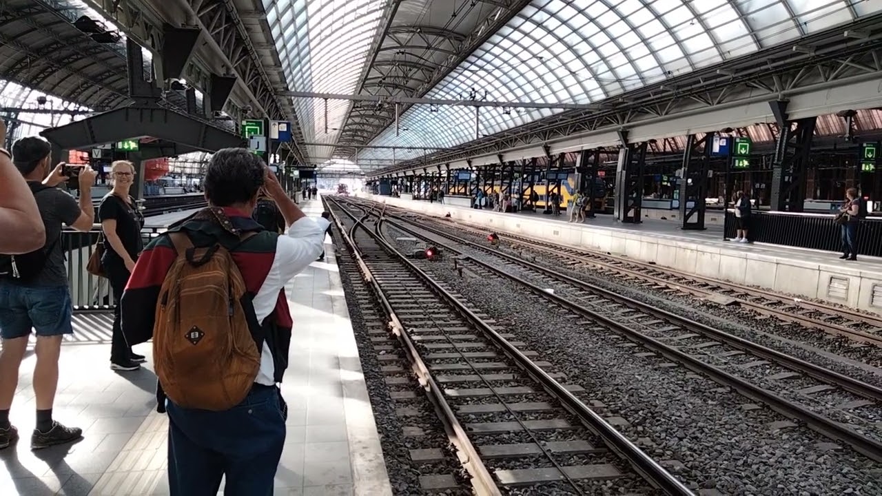 VSM 23-071 en 23-076 komt aan op Amsterdam Centraal  zaterdag 16 07 2022