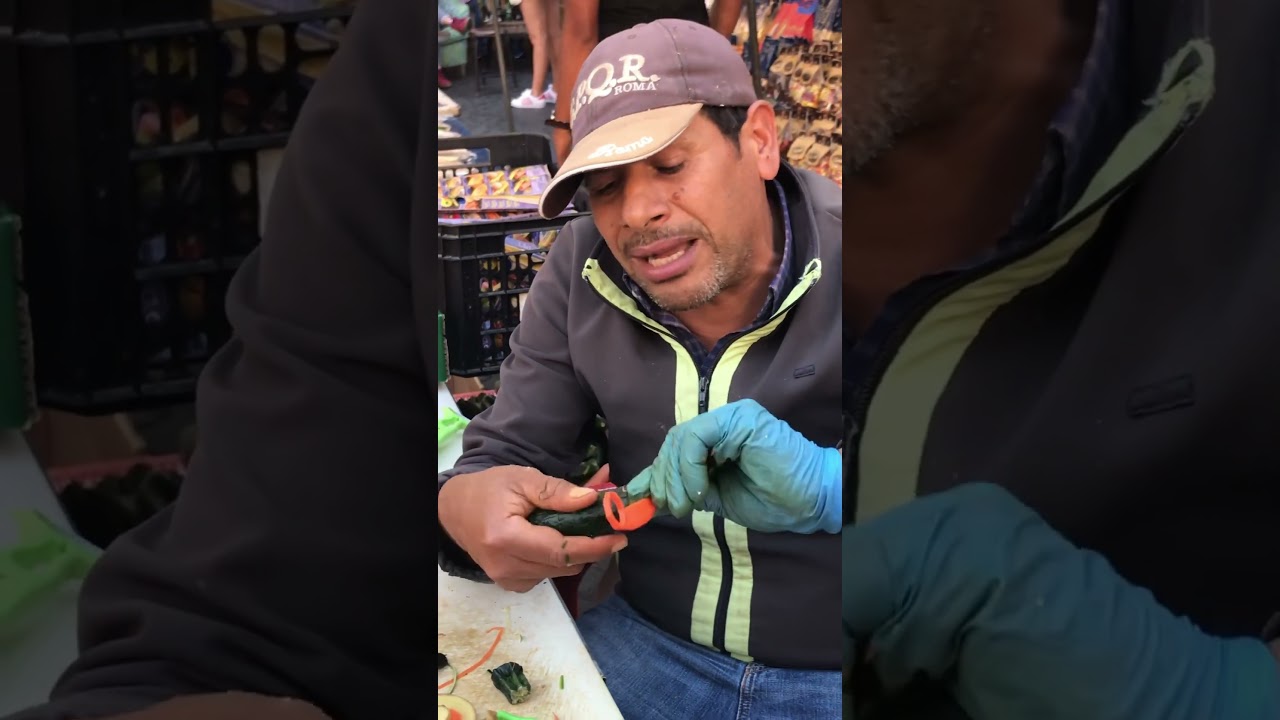 Il mitico venditore ambulante Mustafa fa divertire turisti e romani a campo dei fiori - 3