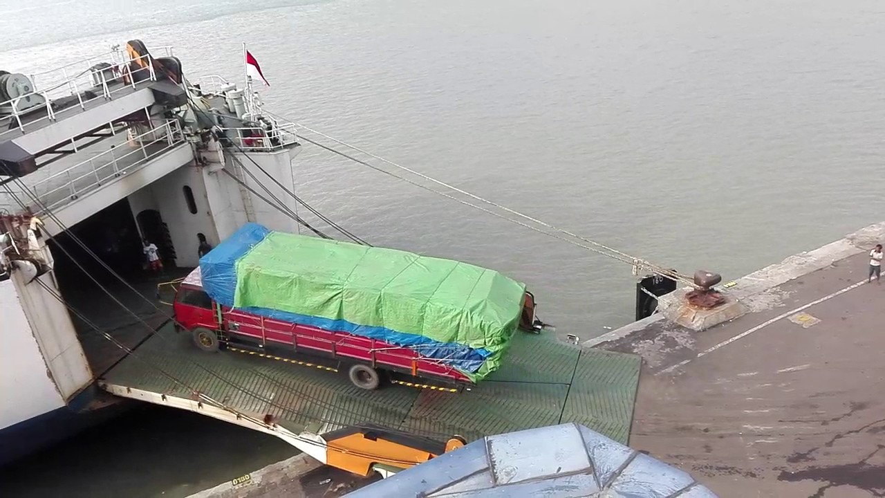 Susahnya truk naik kapal.