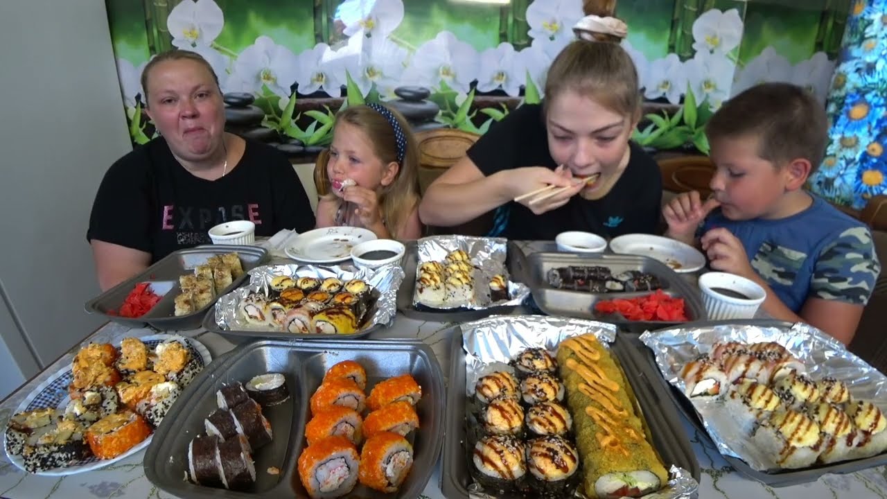 Мукбанг роллы 