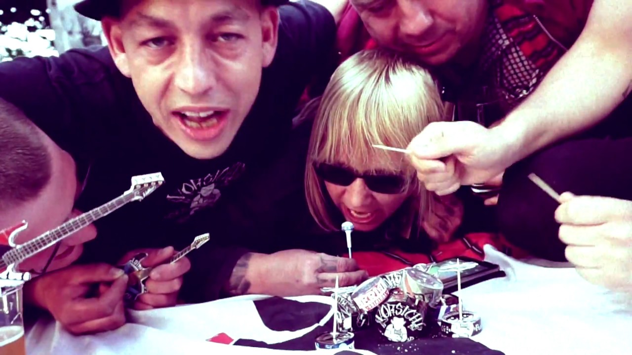 Vorsicht Stufe - Skins und Punks