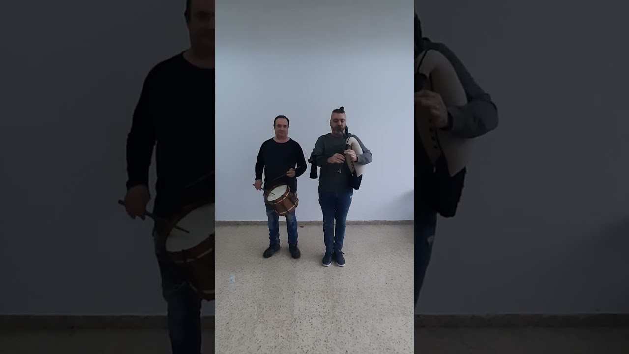 Miña Maruxa, con tamborileiro