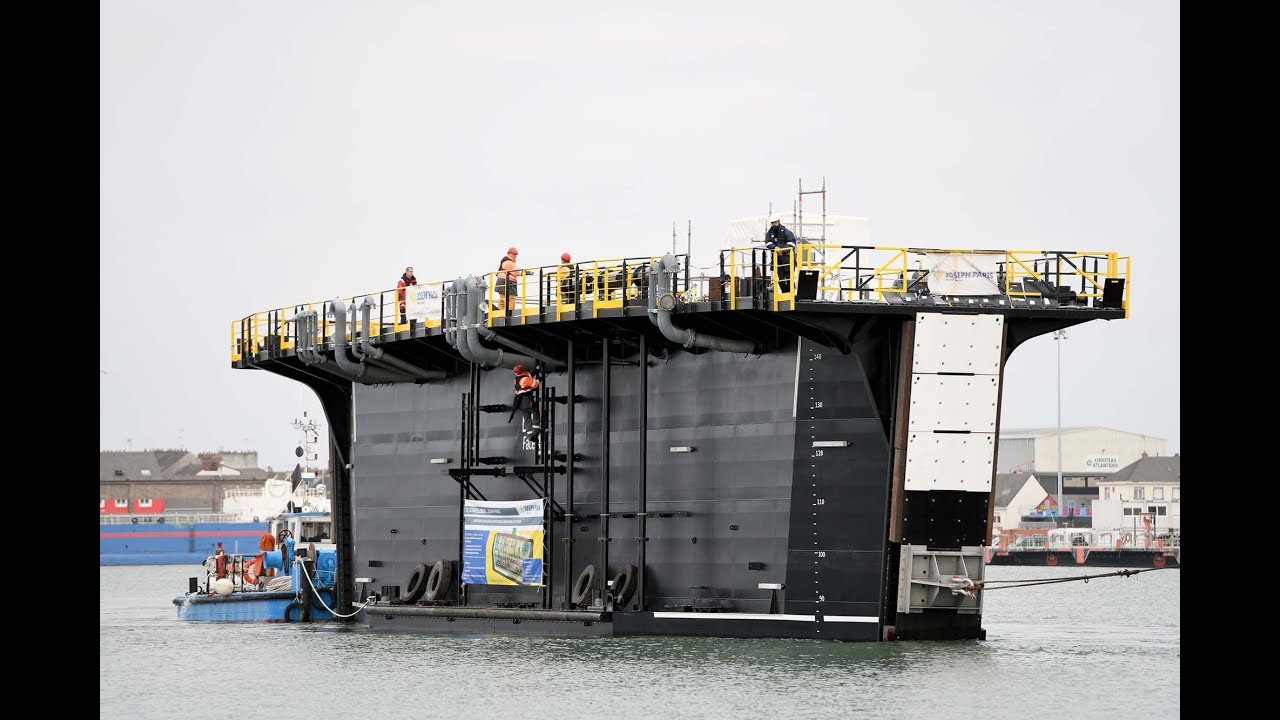 L'étrange bateau porte Joseph Paris navigue à Saint-Nazaire