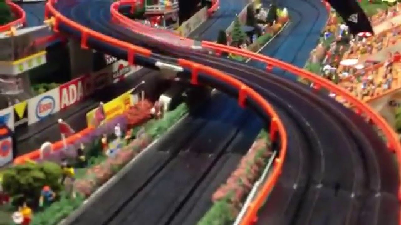HO SCALE AFX/TOMY GIANT RACEWAY .