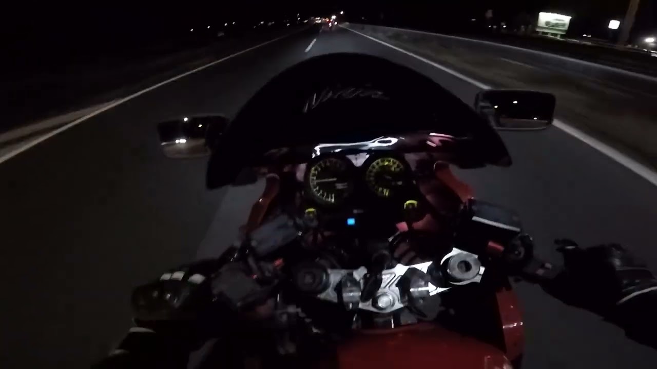 夜のハイウェイ